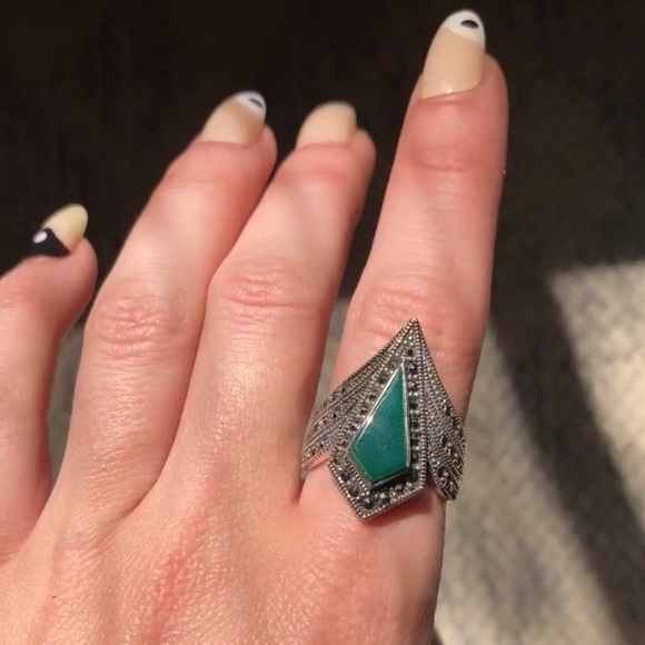 Sterling Silver Pointer Ring with Emerald Green Stone - Picture 3 of 16